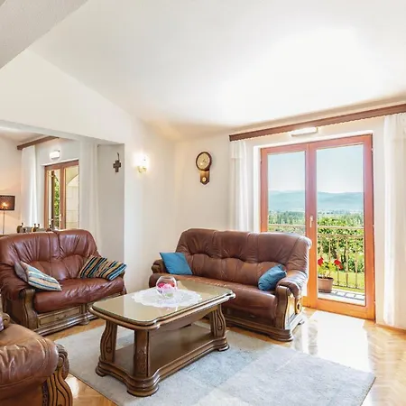 With Outdoor Swimming Pool 320 بيت للعطل إيموتسكي