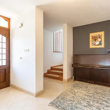 With Outdoor Swimming Pool 320 بيت للعطل
