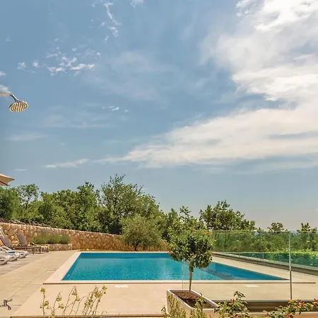 With Outdoor Swimming Pool 320 إيموتسكي