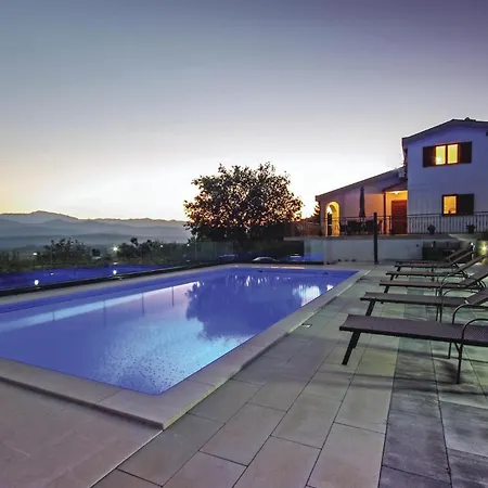 With Outdoor Swimming Pool 320 إيموتسكي