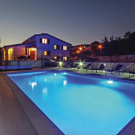 With Outdoor Swimming Pool 320 بيت للعطل إيموتسكي