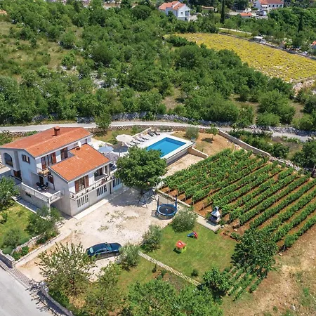 With Outdoor Swimming Pool 320 بيت للعطل *