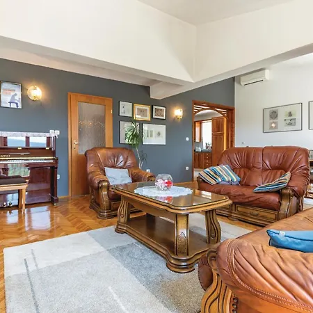 Stunning In With Kitchen Holiday home *