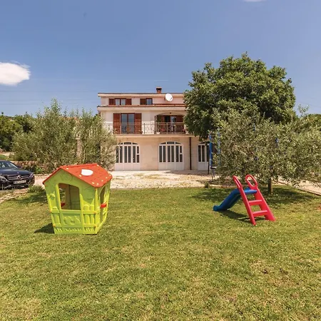 Holiday home Stunning In With Kitchen *