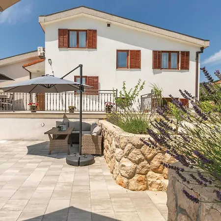 Holiday home Stunning In With Kitchen